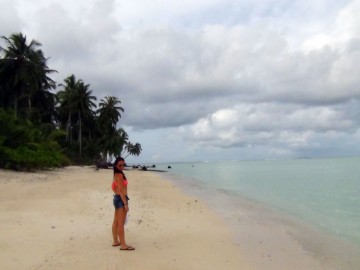 Laura en una de las interminables playas de la isla desierta