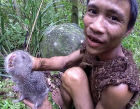 Ho Van Lang hunting a rat