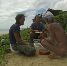 Alvaro Cerezo and Tamiki Kato from Docastaway on the beach with Masafumi Nagasaki